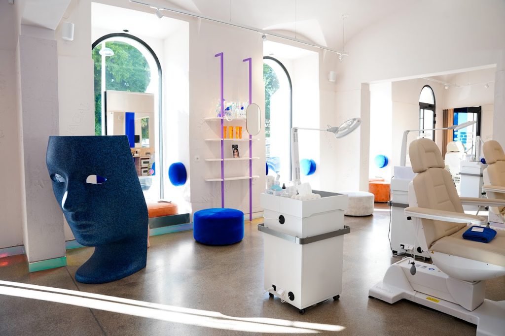 Bright treatment room at the AFACIAL studio in Vienna