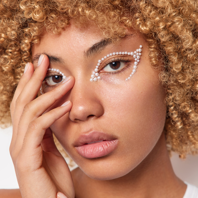 Close-up of a woman with accentuated eyebrows and lashes – brow bar in Vienna