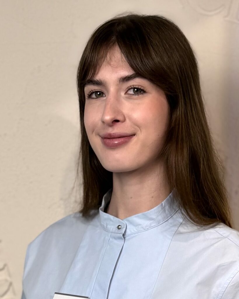 Anja, Assistentin bei AFACIAL
